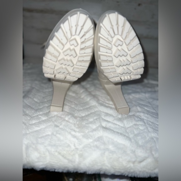 GUESS - Talore Bootie. 4.5 heel. Ivory color - Picture 8 of 11